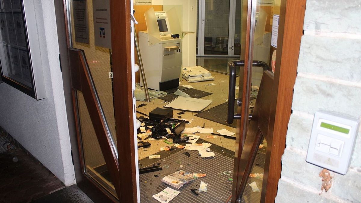 Die Täter richteten einen hohen Sachschaden in der Bank an. von Kreispolizeibehörde Olpe