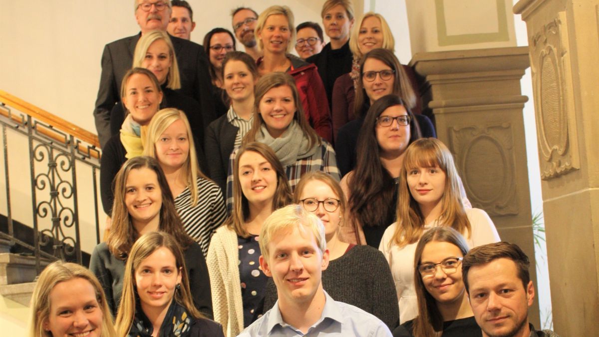 19 neue Grundschullehrer und zwei sozialpädagogische Fachkräfte begrüßte Landrat Frank Beckehoff. von Kreis Olpe