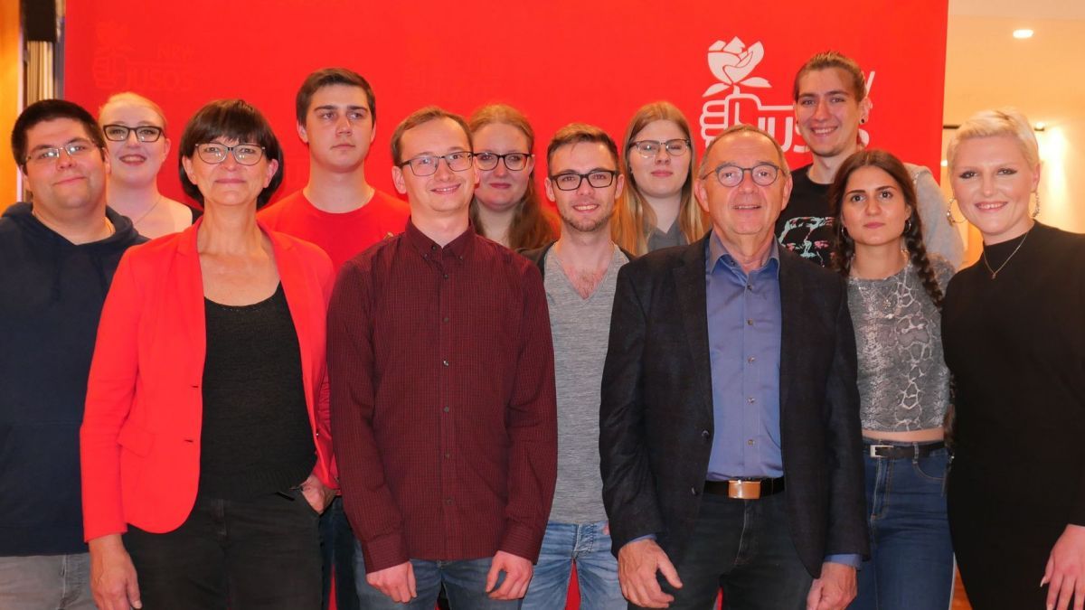 Die Jusos aus dem Kreis Olpe gemeinsam mit ihren Vorsitzenden Jan Wichterich und Christin-Marie Stamm sowie das Kandidatenduo Saskia Esken und Norbert Walter-Borjans. von Rüdiger Kahlke