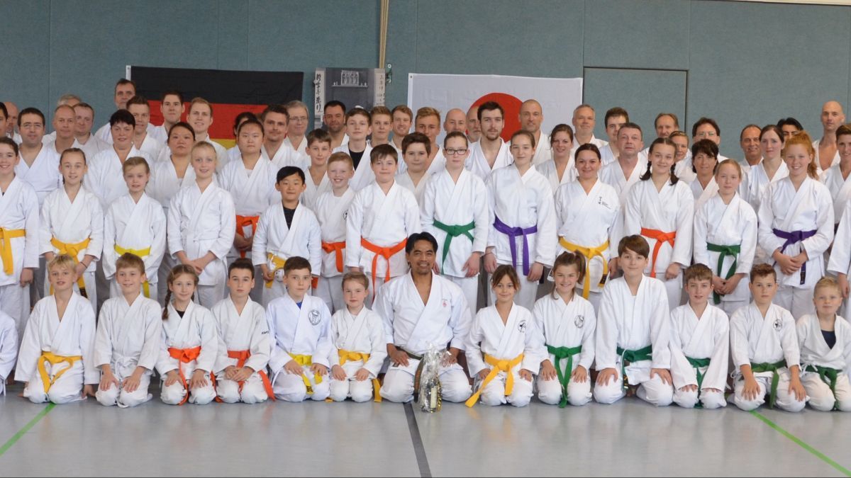 Die Lehrgangsteilnehmer mit Sensei Julian P. Chees (sitzend). von privat