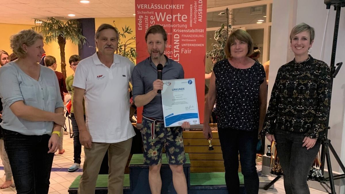 Überreicht wurde die Urkunde durch Rolf Kantelhardt, Vorsitzender des Kreissportbundes, und Maria Hebbeker, Fachkraft “Integration durch Sport”. von privat