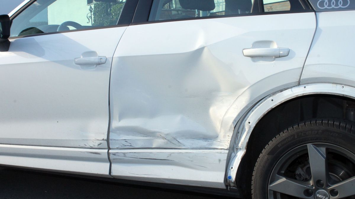 Der beschädigte Audi. von Polizei Olpe