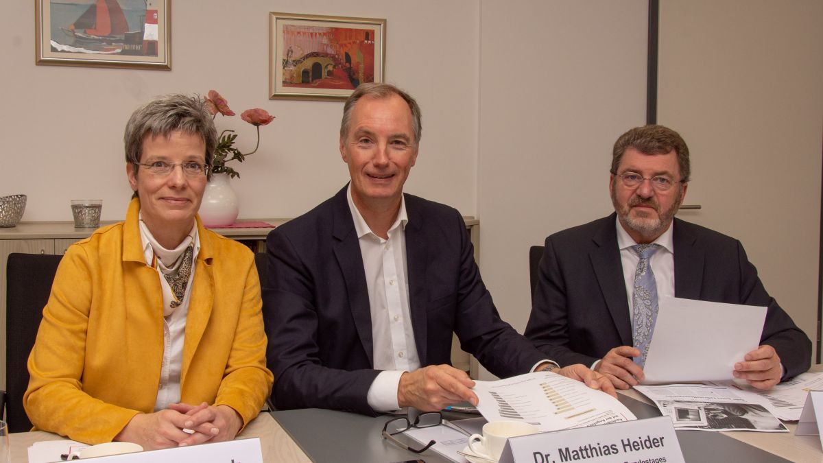 Erläuterten die Bilanz auf dem Ausbildungsmarkt: Daniela Tomczak, Dr. Matthias Heider und Stephan Stracke (von links). von Nils Dinkel