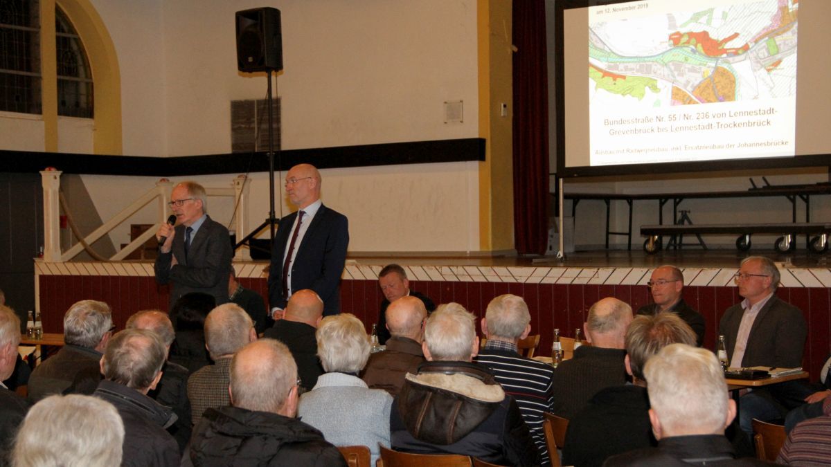 Ludger Siebert (links) und Bürgermeister Stefan Hundt informierten bei der Bürgerversammlung in Grevenbrück. von Kerstin Sauer