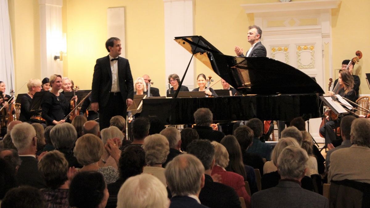 Gerhard Vielhaber (links) begeisterte mit dem Kammerorchester Attendorn. von privat