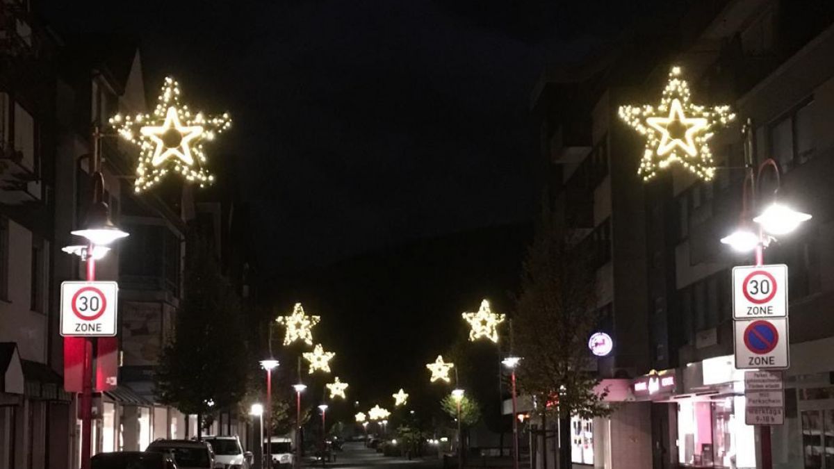 Nicht nur die Helmut-Kumpf-Straße wird von dekorativen Weihnachtssternen erhellt. von privat