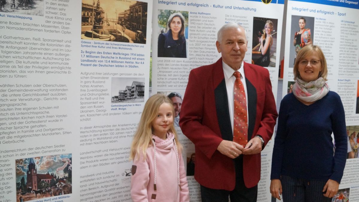 Jakob Fischer (Projektleiter der Landsmannschaft der Deutschen aus Russland aus Stuttgart), hier mit Ina Rudi (Verein Kalinka) und deren Tochter Stella. von privat