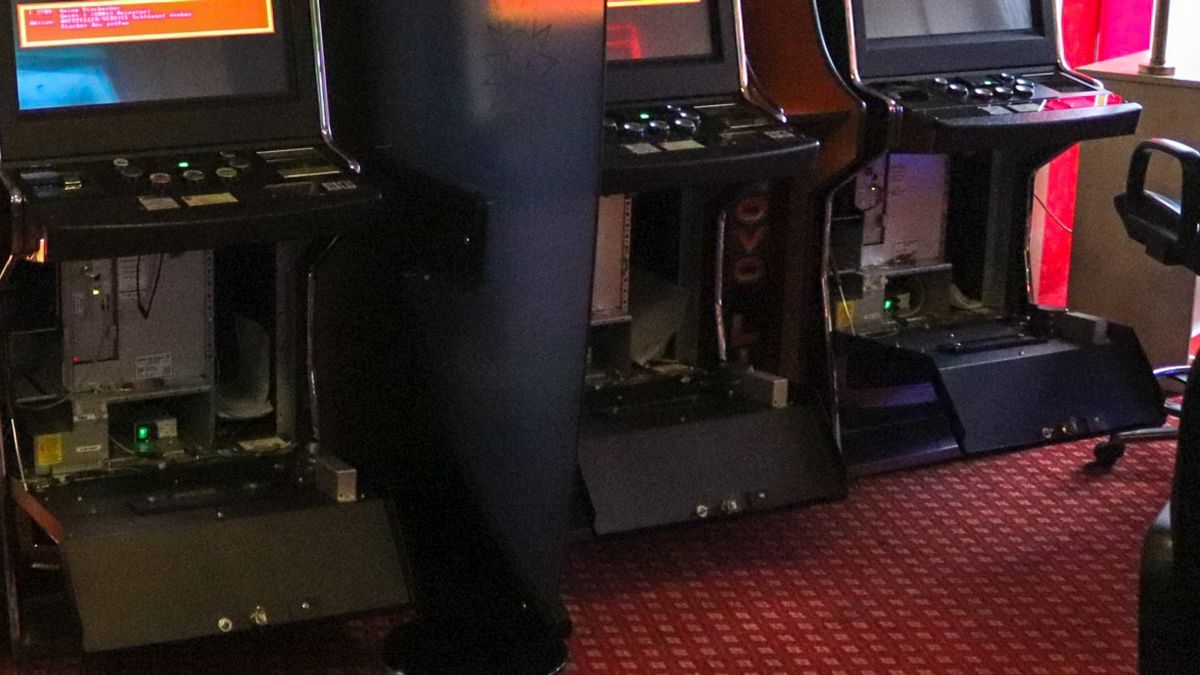 Die Unbekannten beschädigten vier Spielautomaten. von Kreispolizeibehörde Olpe