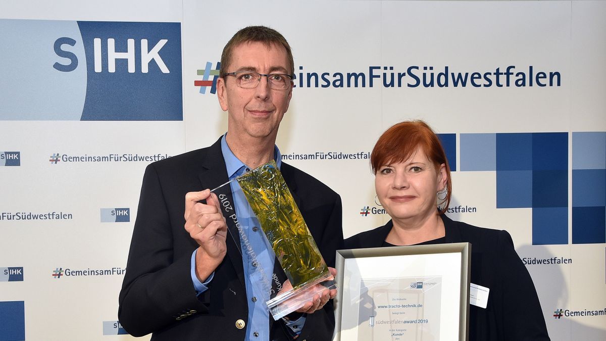 Thorsten Gödde und Anne Knour von Tracto-Technik freuen über die Auszeichnung der Unternehmens-Homepage mit dem Südwestfalenaward 2019 in der Kategorie 'Kunde'. von ©SIHK zu Hagen