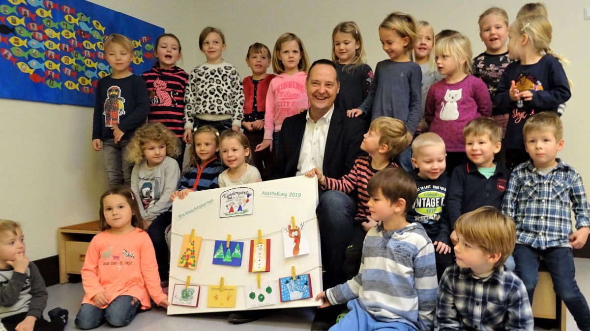 Die Kinder gaben Bürgermeister Peter Weber die Motive für die Weihnachtskarten mit. von LP