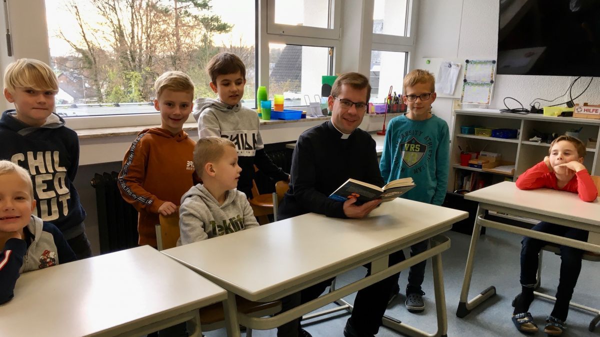 Vikar Christian Albert las im Rahmen des bundesweiten Vorlesetags den Schülern der Grundschule Hünsborn vor. von privat
