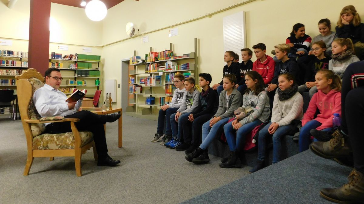 Lennestadts Beigeordneter Karsten Schürheck las den Schülern vor. von privat