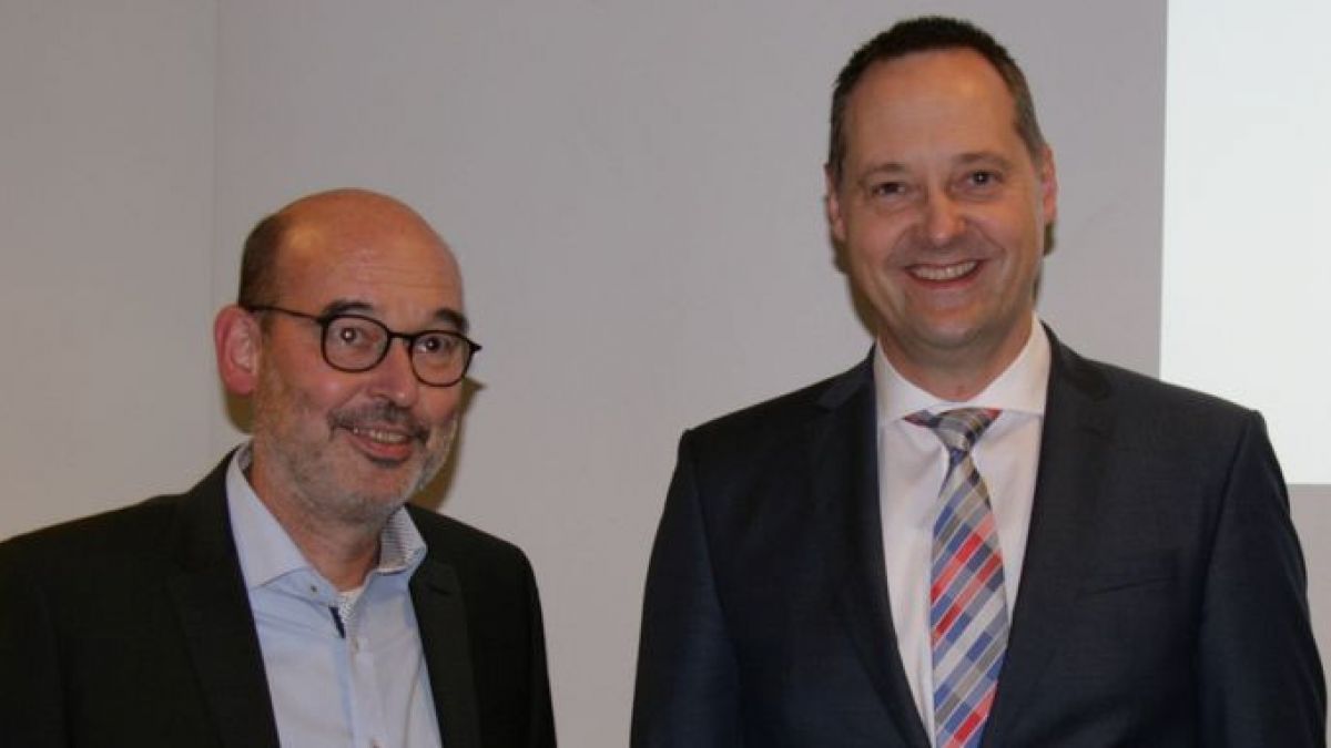 Olpes Bürgermeister Peter Weber (rechts) verpflichtete Christian Bock als neues Ratsmitglied. von Rüdiger Kahlke
