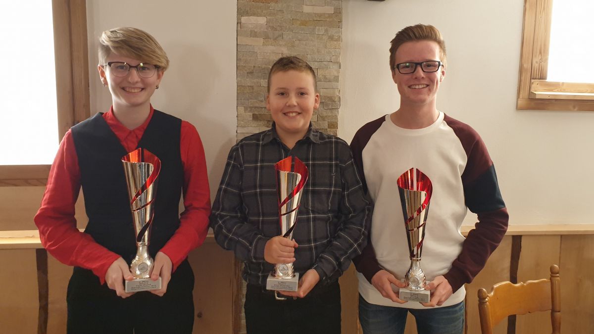 Linda Piontek, Robin Weißenhof und Nico Voß wurden für ihre Erfolge in der laufenden Saison geehrt. von privat