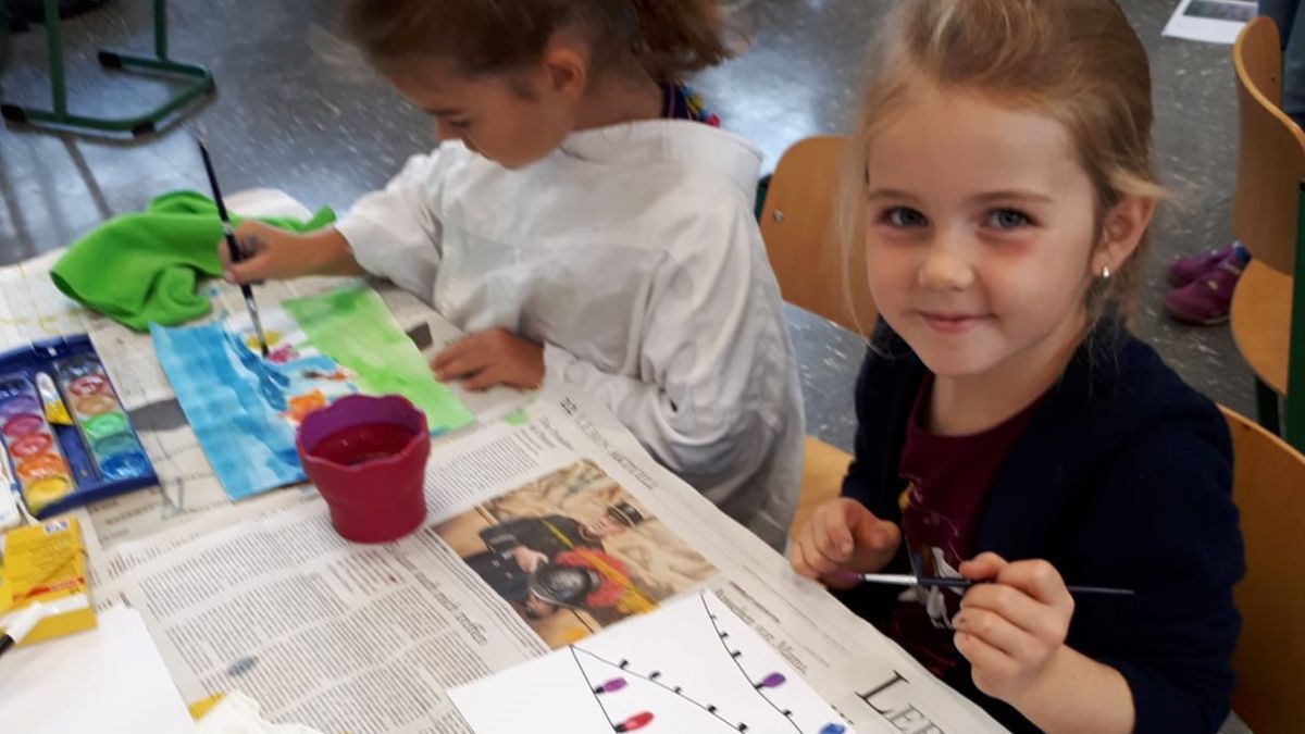 Die Grevenbrücker Grundschüler haben fleißig gebastelt und gemalt. Die Grußkarten werden jetzt wieder zum Verkauf angeboten. von privat