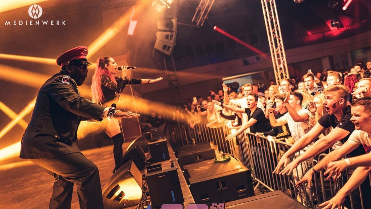 „Captain Jack“ sorgte für ausgelassene Stimmung in der Sauerlandhalle. von s: Medienwerk Lennestadt