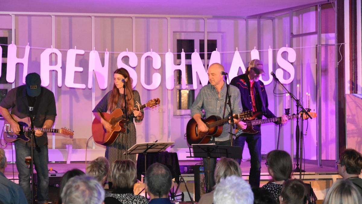 Die Band „Water & Sand“ trat im neuen „Duarphius“ in Ostentrop auf. von Nicole Voss