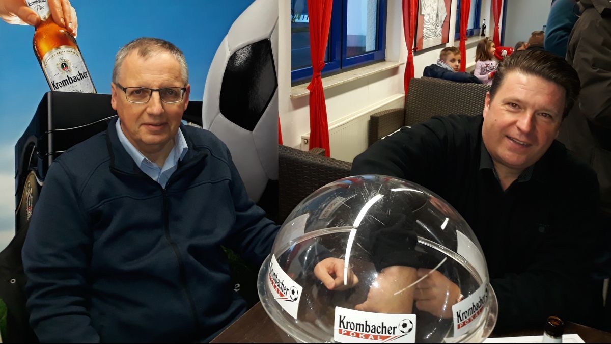 Thomas Will (links) und Jens Selter bei der Auslosung des Krombacher-Pokals. von privat