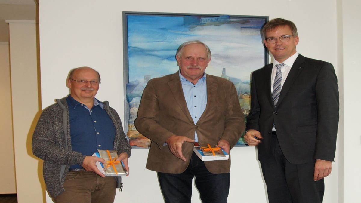 Vorstand Michael Griese überreicht Josef Mertens (Attendorn) und Ulrich Steinbach (Lennestadt) (von rechts) ein neues Smartphone. von privat