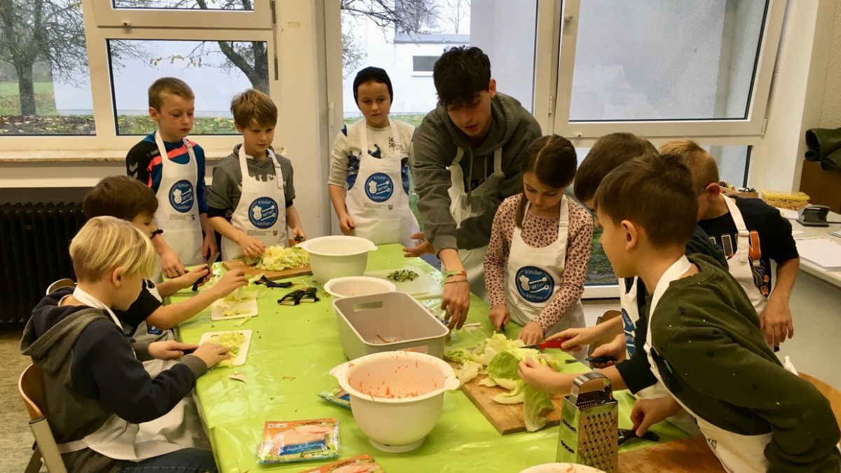 Gesund und bunt: Für die Drittklässler der Grundschule Hünsborn stand kürzlich Kochen auf dem Stundenplan. von privat
