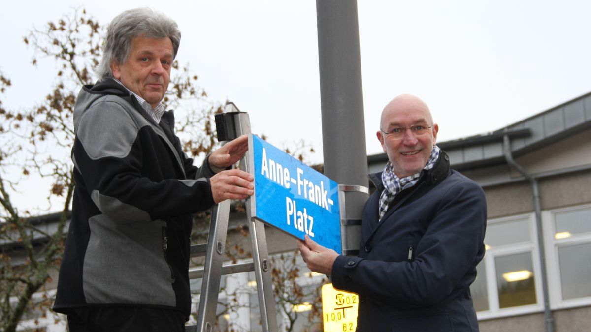 Schulleiter Bernd Holzapfel (l.) und Bürgermeister Stefan Hundt brachten das Schild am Mittwoch, 20. November, am Masten an. von Kerstin Sauer