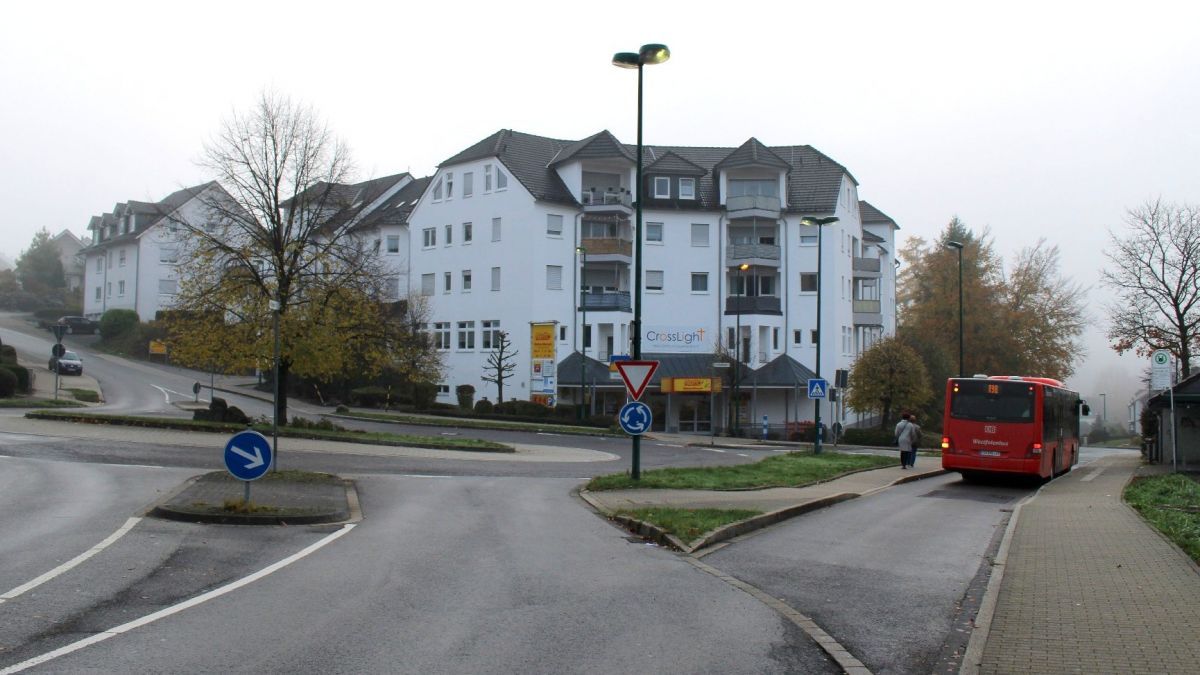 Die Bushaltestelle wird verlegt, um eine Parkanlage mit Sitzmöglichkeiten zu schaffen. von Hansestadt Attendorn