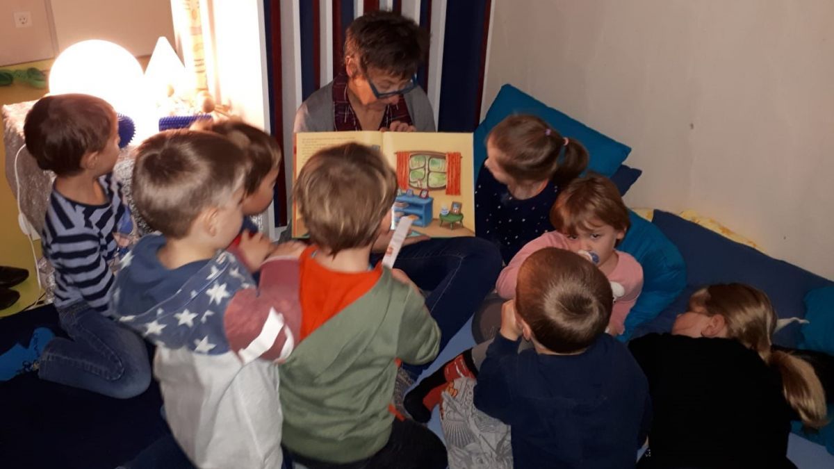 Großeltern mehrerer Kinder sorgten beim Bundesweiten Vorlesetag für gute Laune im Kindergarten in Kirchhundem. von privat