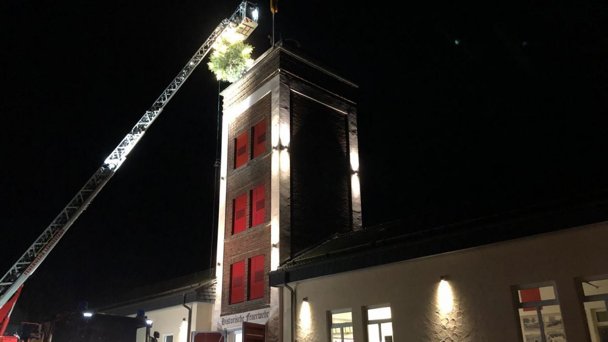 Amtshilfe beim Aufstellen des Weihnachtsbaums auf dem Feuerwehrturm in Grevenbrück leistet die Feuerwehr Meggen mit der Drehleiter. von privat