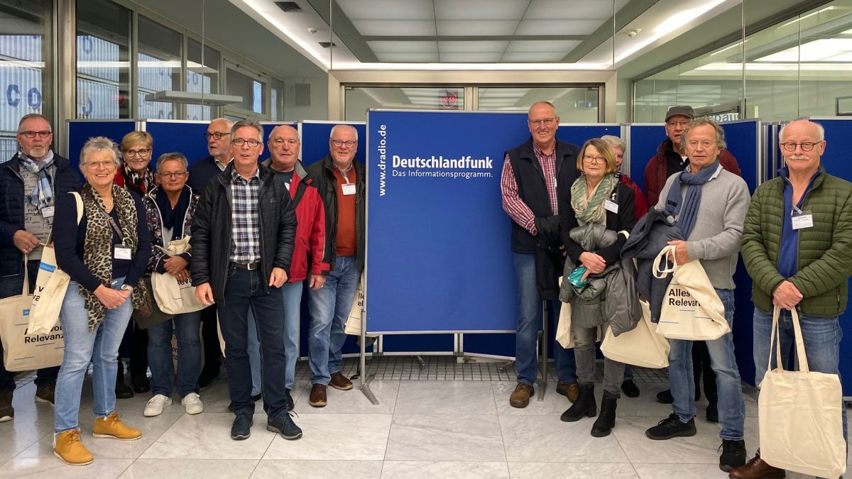 Einige Mitglieder des Attendorner Seniorenrates haben jetzt den Deutschlandfunk in Köln besucht. von privat