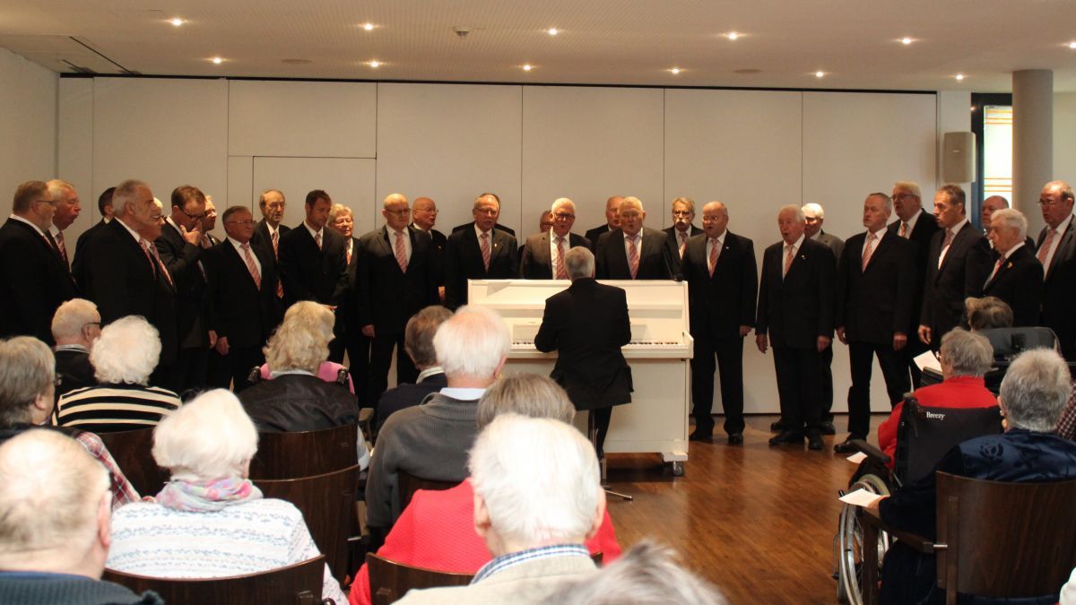 Die Sänger aus Langenei und Kickenbach überbrachten den Senioren musikalische Grüße. von privat