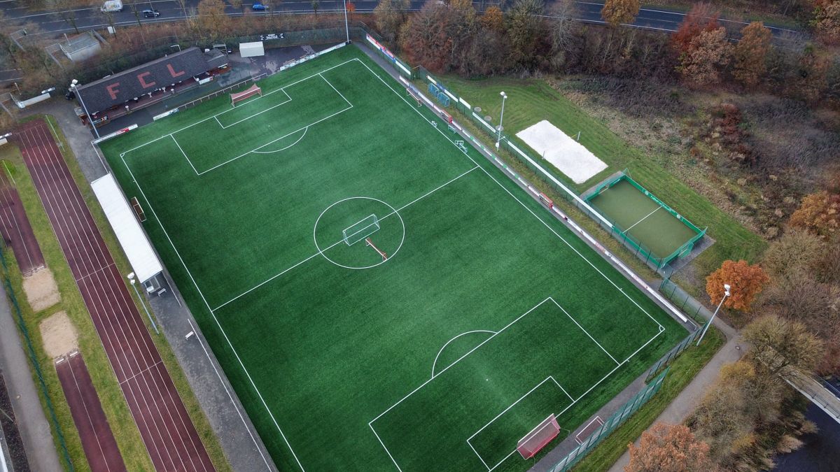 Die Spiel- und Trainingsstätte des FC Lennestadt. Das Hensel-Stadion. von Symbol Nils Dinkel