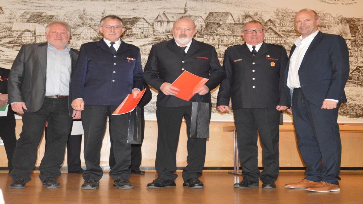 Günter Wurm (zweiter von links) und Siegfried Brüggemann (Mitte) erhielten Ehrenurkunden. Daneben Bürgermeister Andreas Reinéry, Klaus Happe und Konrad Schlechtinger (von rechts). von Nicole Voss