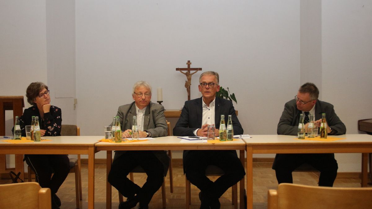 Anlässlich des Buß- und Bettages diskutierte die Evangelische Kirchengemeinde über die anstehende Schließung von acht Volksbank-Standorten im Kreis Olpe. von privat