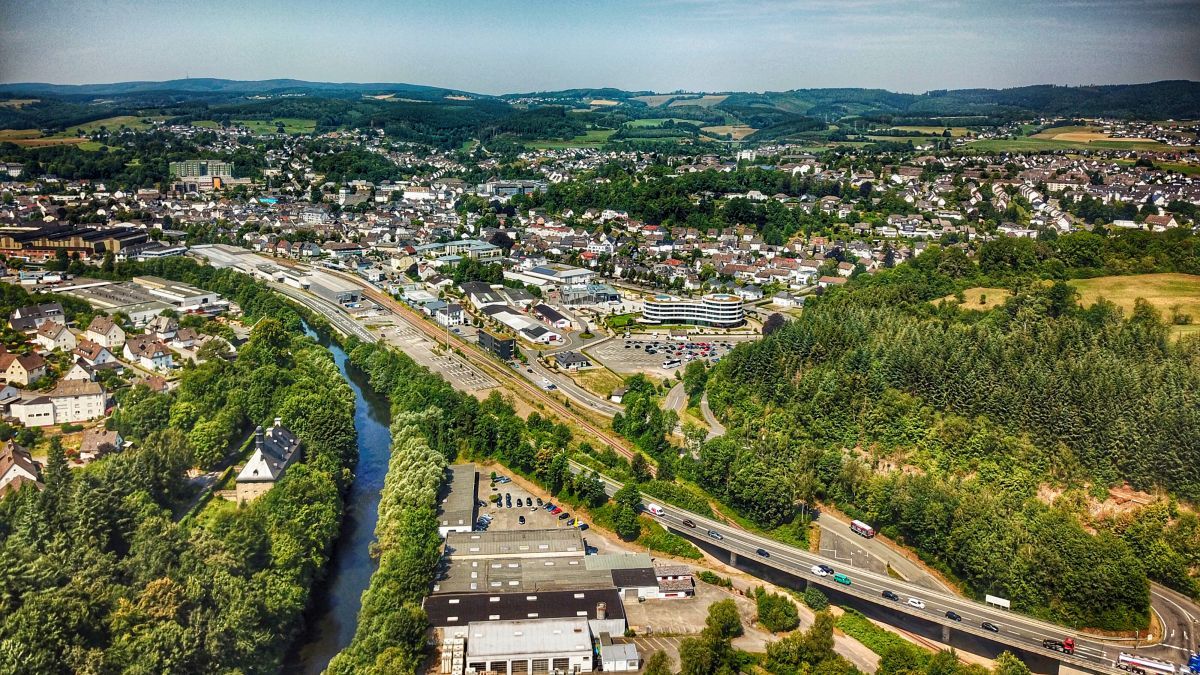 Die St. Laurentius-Schule lädt alle Attendorner zum Lichterfest ein. von Symbol Nils Dinkel