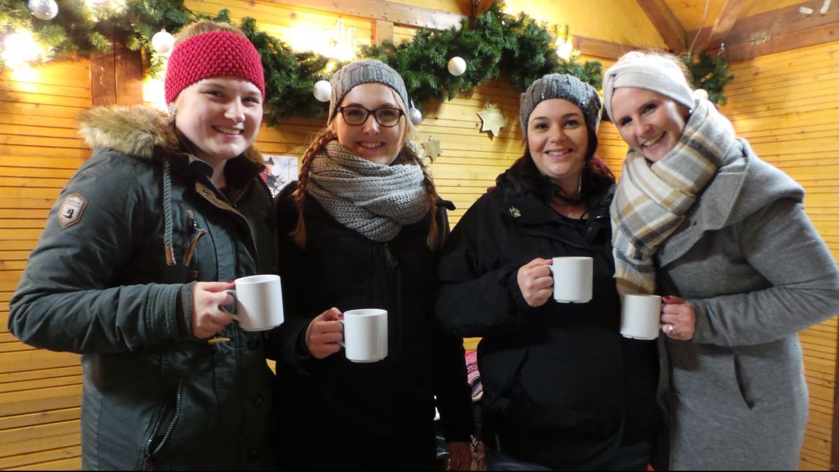 Stimmung, Gemütlichkeit und gute Laune dominieren die Szenerie beim dritten Weihnachtsmarkt der Möllmicker Chöre „Einigkeit“. von privat