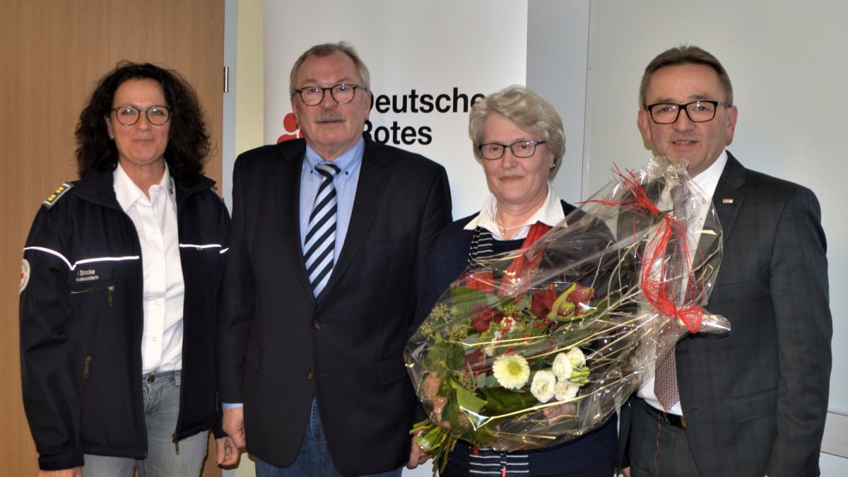 Wiederwahl und Ehrungen bei der DRK-Versammlung: (v.l.) Manuela Stracke (Kreisrotkreuzleiterin), Frank Beckehoff (Präsident), Gertrud Schneider (Trägerin der Verdienstmedaille des DRK Landesverband Westfalen Lippe), Torsten Tillmann (Hauptamlicher Vorstand). von privat