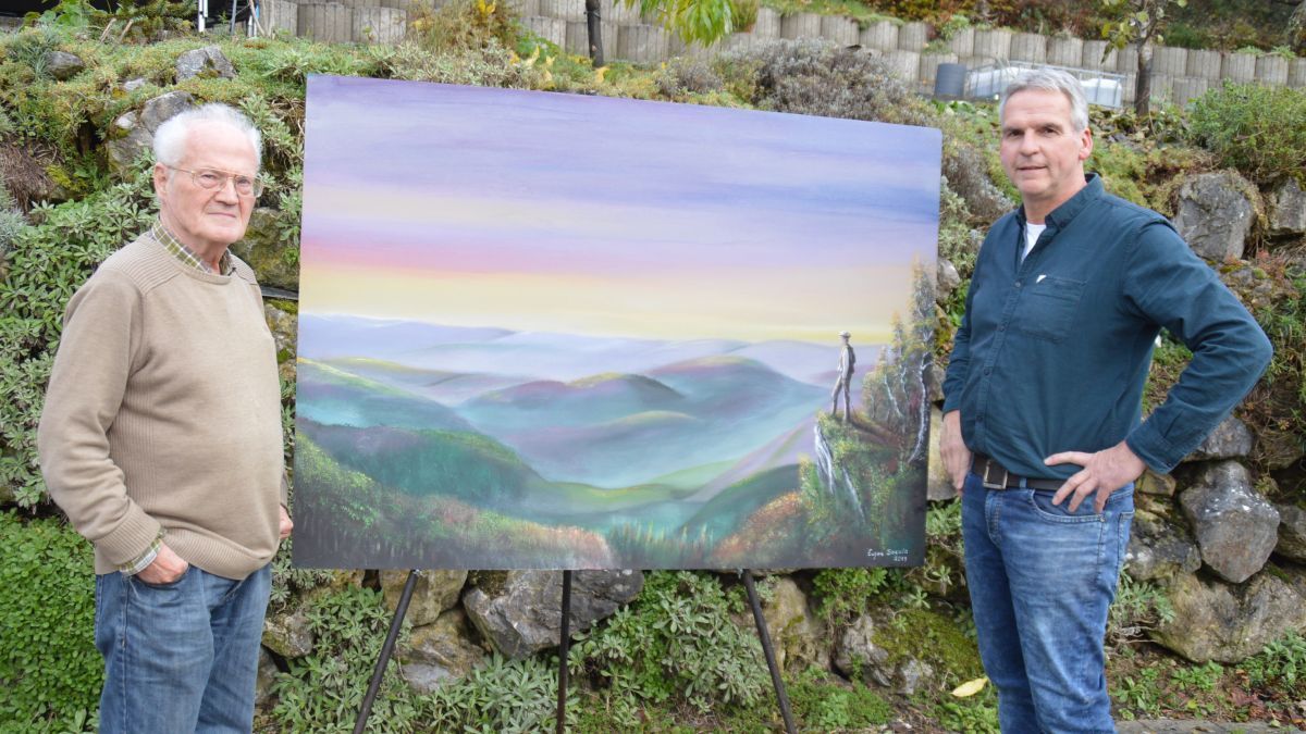 Eugen Sacala (links) schenkt sein selbst gemaltes Bild Guido Schwermer, stellvertretend für den Ortsverband Oberhundem. von Nicole Voss