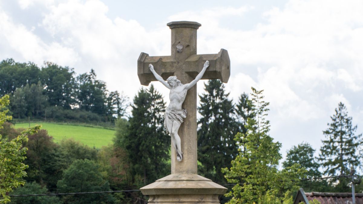 Das Kruzifix wurde zum Gedenken an Pfarrer Hengstebeck errichtet. von D. Hüttmann / Stadt Lennestadt