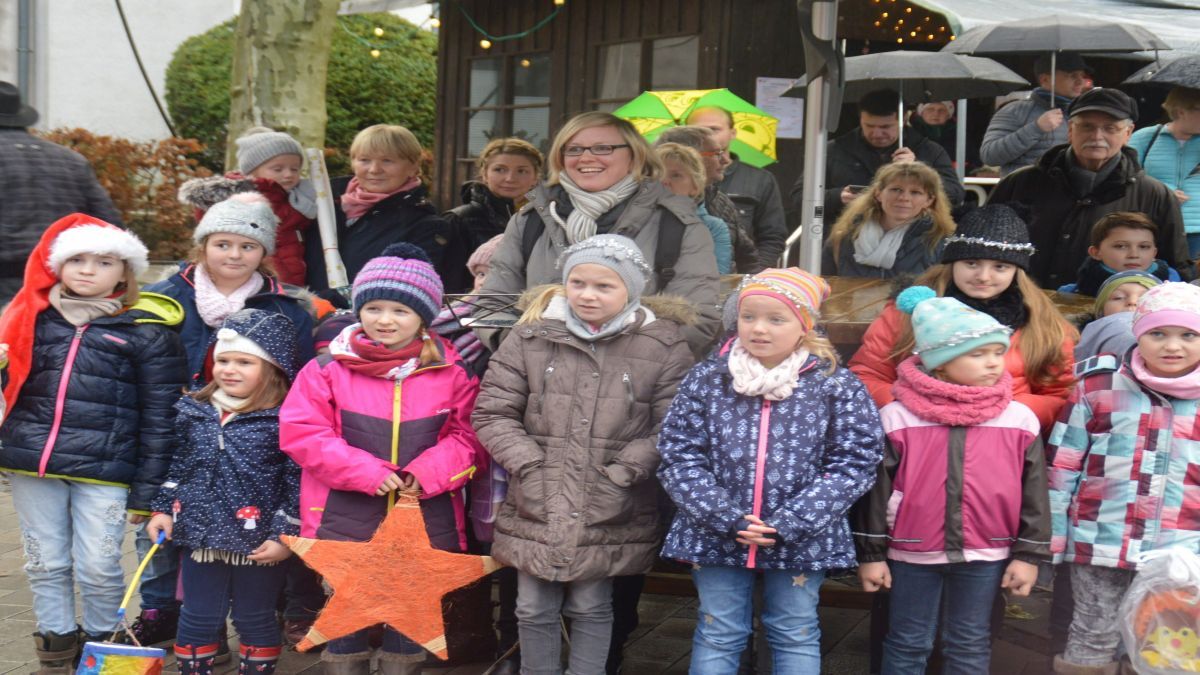 Die Kinder freuen sich auf die Ankunft des Nikolauses auf dem Finnentroper Weihnachtsmarkt. von Nicole Voss
