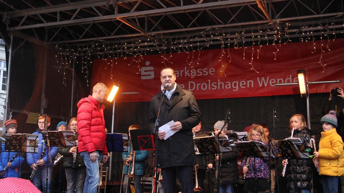 Bürgermeister Peter Weber eröffnete am Donnerstag den Historischen Weihnachtsmarkt. von Christine Schmidt