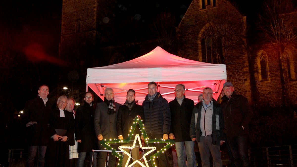 Der Aktionsring dankte den Sponsoren, die die Anschaffung von Altenhundems neuer Weihnachtsbeleuchtung unterstützt hatten. von Kerstin Sauer