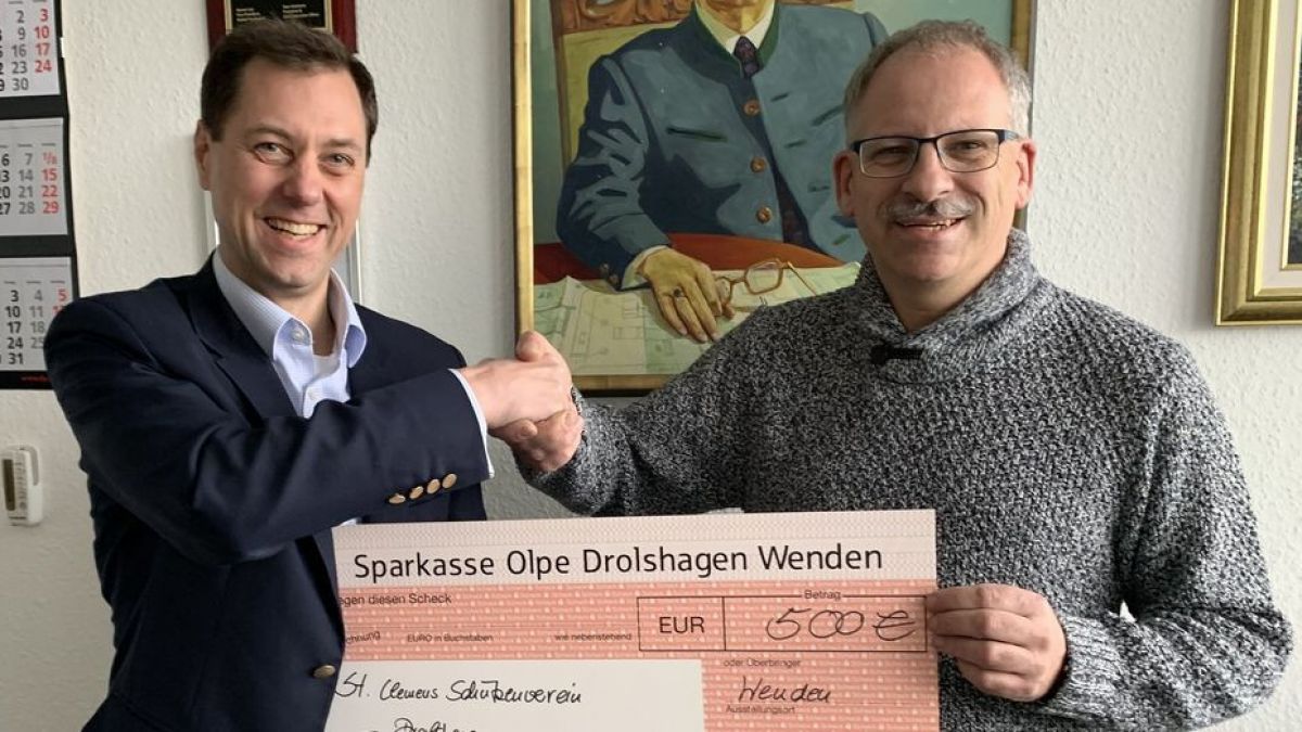 Wilhelm Dyckhoff, Geschäftsführer der Firma „dy-pack“ (links) übergibt die Spende an Michael Nagel, vom Schützenverein Drolshagen. von privat