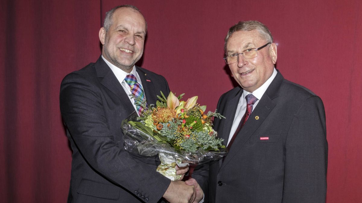 Auf Präsident Willy Hesse (rechts) folgt Jochen Renfordt von © Sandra Doll / Handwerkskammer Südwestfalen