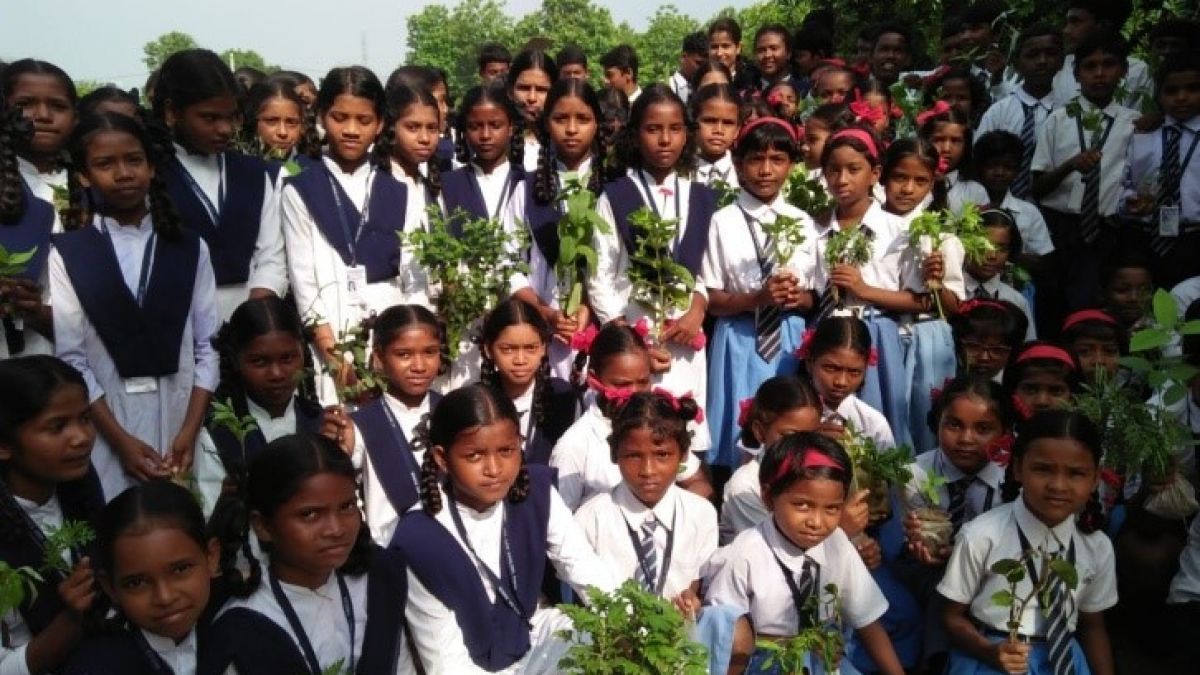 Rund 450 Mädchen und Jungen werden aus den Spendenmitteln der Indien-Initiative Leonidis unterstützt: Durch die Übernahme des Schulgeldes können auch sie einen Schulabschluss erwerben - nach wie vor das beste Mittel gegen Armut. von privat