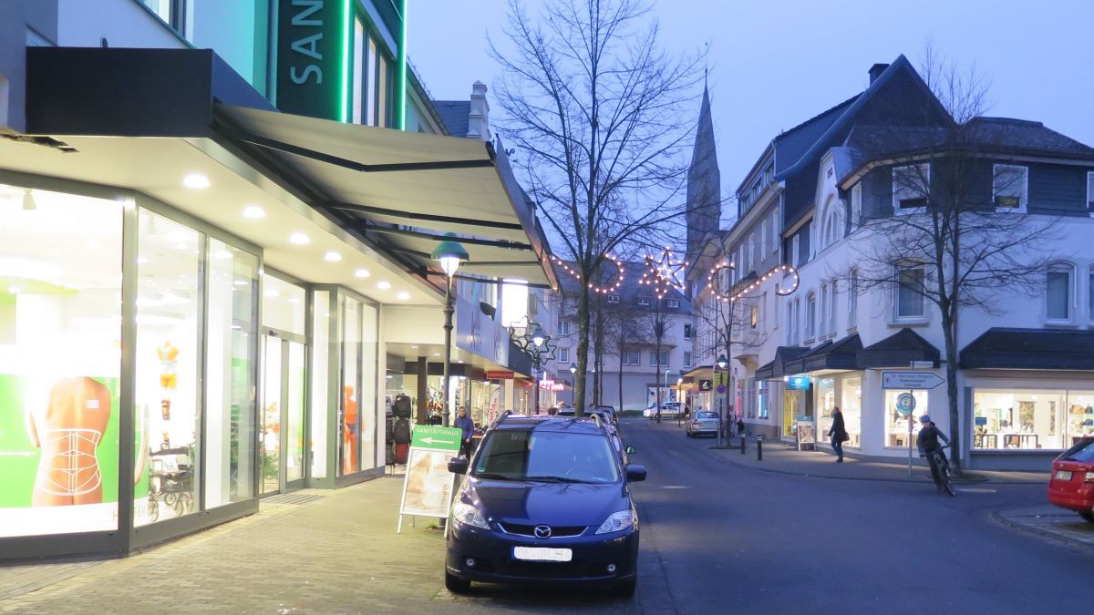 In sechs Geschäften in der Kurfürst-Heinrich-Straße in Olpe können Kunden bei entsprechendem Umsatz einen kostenlosen Weihnachtsbaum erhalten. von Wolfgang Schneider