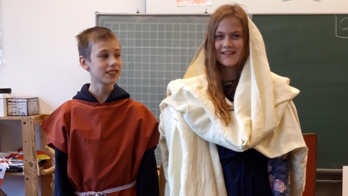 Jakob Kleine und Chantal Marweg, Schüler der Gesamtschule Finnentrop, in römischen Tuniken. von privat