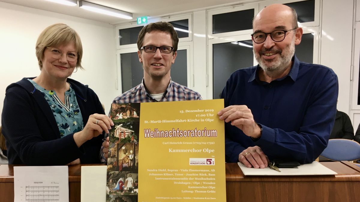 Präsentieren das Plakat zur Premiere: (v.l.) 2. Vorsitzende Monika Reuber-Otterbach, musikalischer Leiter Thomas Grütz und Vorsitzender Christian Bock. von privat