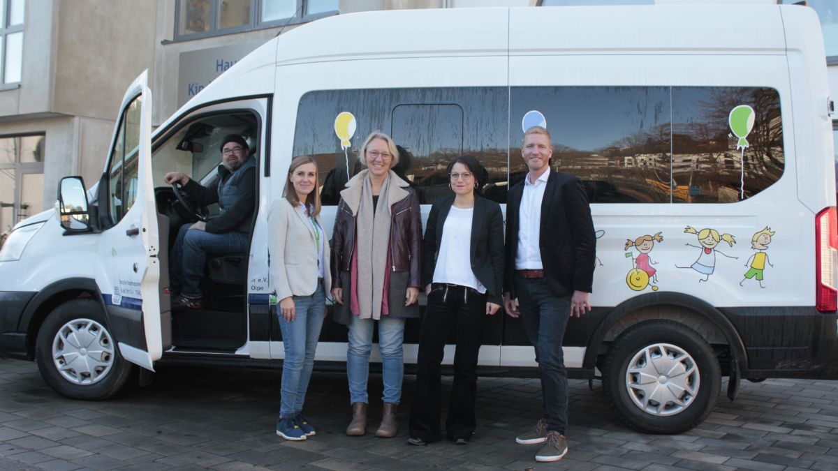 Freuen sich über den neuen Kleinbus vor (von links): Sebastian Greiten, Silke Keller, Heike Will, Nicole Nies und Martin Gierse. von Wolfgang Schneider