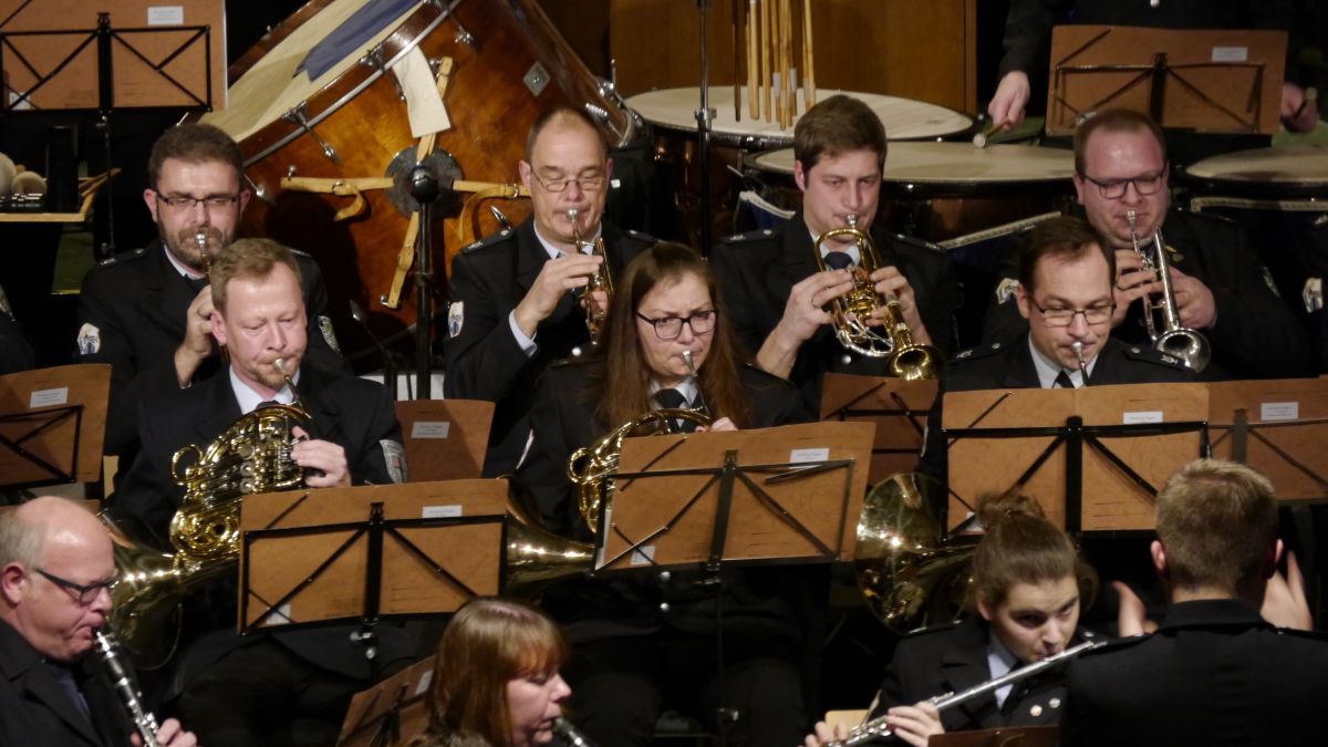 Die Musiker des Musikzuges Heggen und die Mitwirkenden bescheren den Gästen ein klangvolles Weihnachtskonzert. von privat