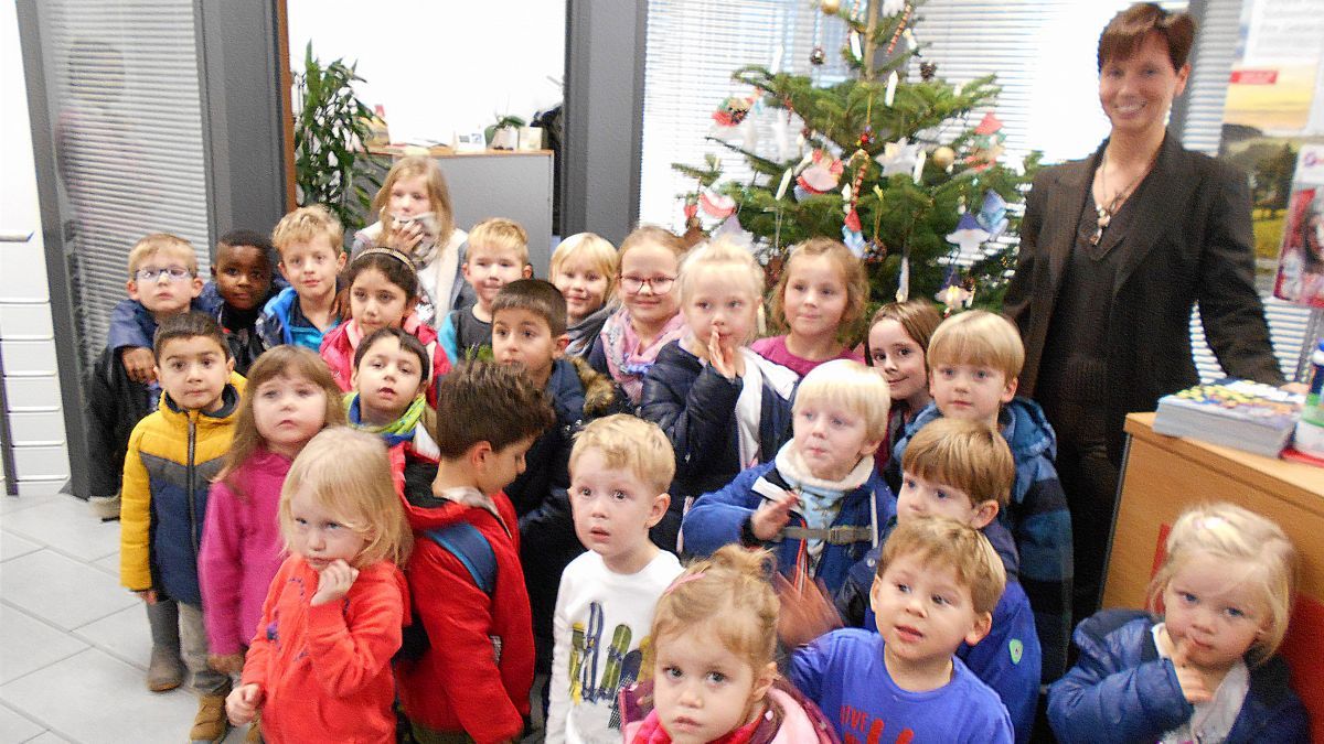 Geschäftsstellenleiterin Diana Melchert und die Gerlinger Kindergartenkinder freuten sich über die gelungene Aktion. von privat